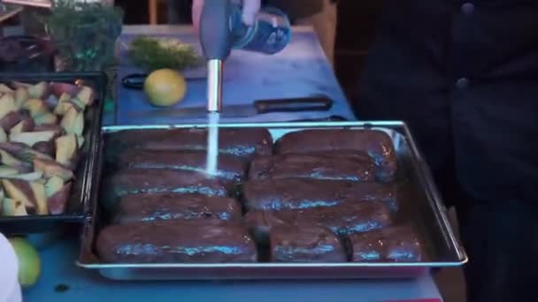 Een chef kookt visscoops met behulp van een gasbrander. — Stockvideo