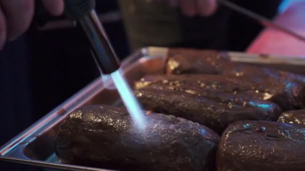 Ένας σεφ μαγειρεύει ψαροκροκέτες χρησιμοποιώντας ένα καυστήρα αερίου. — Αρχείο Βίντεο