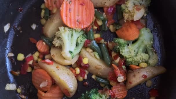 Las verduras mezclan la cocción en la sartén — Vídeos de Stock