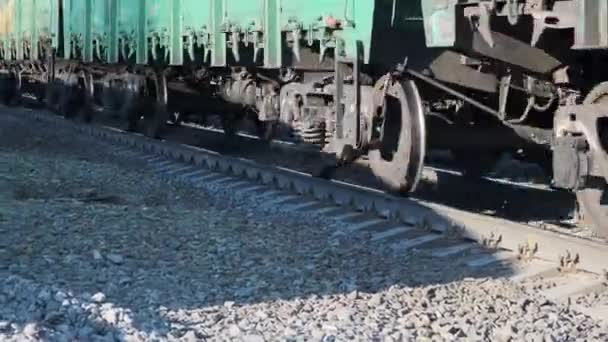Movimento do trem para a câmera, foco em rodas — Vídeo de Stock