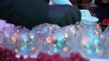 Cam bardaklarda dondurma servisi.