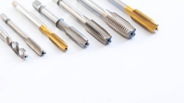 Beyaz arkaplanda bir takım metal izler var.