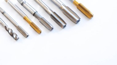 Beyaz arkaplanda bir takım metal izler var.