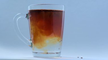 Bir bardak sıcak suya çözünebilir kahve eklenir..