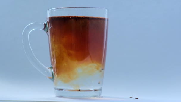Café soluble est ajouté à un verre d'eau chaude .