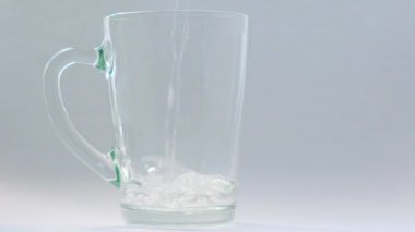 Bardağa sıcak su dök, yavaş çekimde.