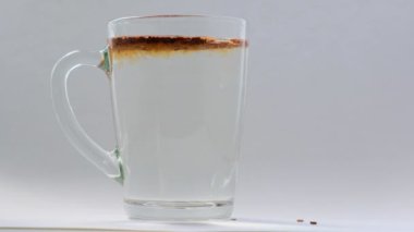 Bir bardak sıcak suya çözünebilir kahve eklenir..