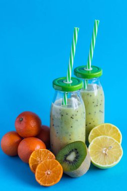 kivi ve muzlu smoothie mavi arkaplanda