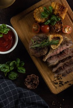 Mısır soslu biftek ve fesleğen.