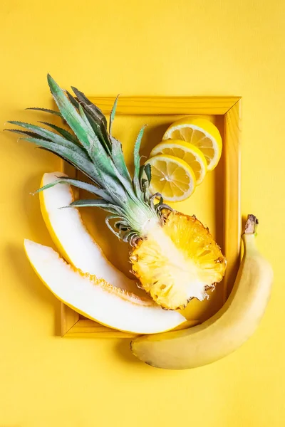 Ananas Melon Banane Citron Fruit Sur Fond Jaune Dans Cadre — Photo