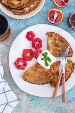 Çikolata soslu krep, greyfurtlu ve naneli.