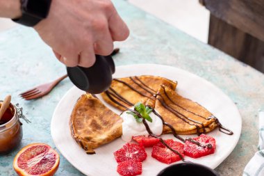 Çikolata soslu krep, greyfurtlu ve naneli.