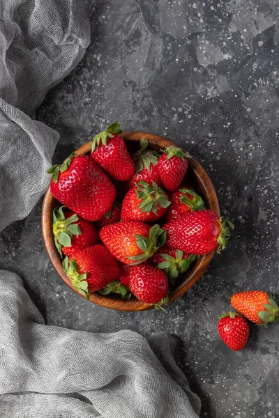 Ripe Large Strawberries Wooden Plate Dark Background — Stock Photo, Image