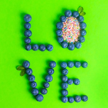 Aşk kelimesi yeşil arka planda nane aromalı yaban mersininden yapılır.