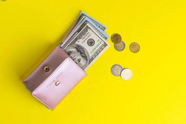 Dinero Una Billetera Rosa Femenina Sobre Fondo Amarillo — Foto de Stock