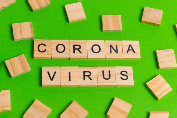 緑の背景に文字からコロナウイルス — ストック写真