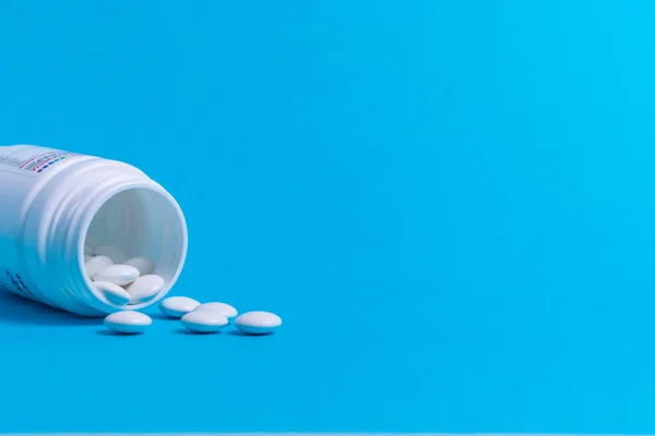 Tabletten Zur Behandlung Von Bakterien Und Viren Auf Blauem Hintergrund — Stockfoto