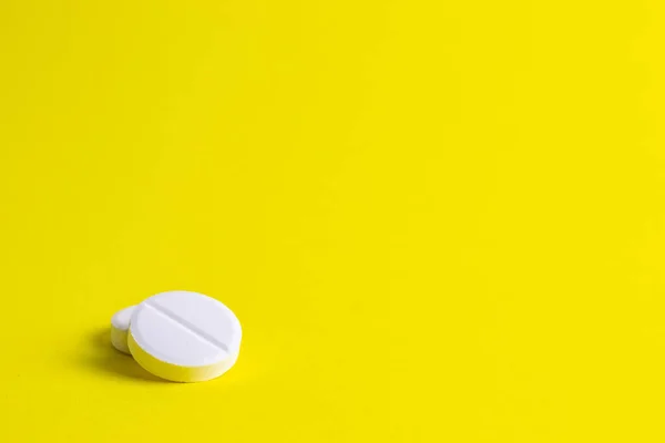 Comprimidos Para Tratamiento Enfermedad Sobre Fondo Amarillo — Foto de Stock
