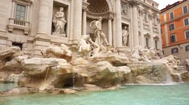 trevi fontain roma bir açı
