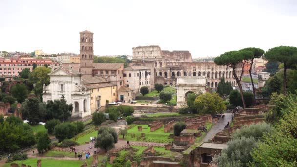 Rom Med Triumfbåge Och Kolosseum Avstånd — Stockvideo
