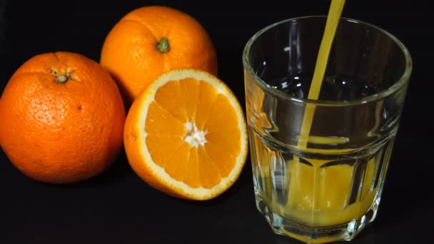 Nahaufnahme Von Orangensaft Der Schnell Ins Glas Gegossen Wird — Stockvideo