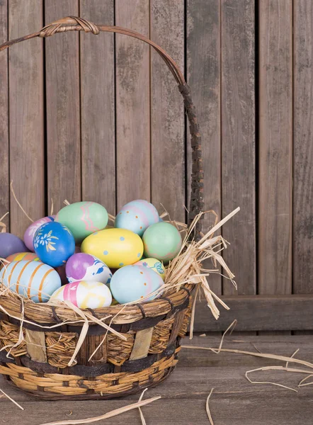 Huevos de Pascua en una cesta — Foto de Stock