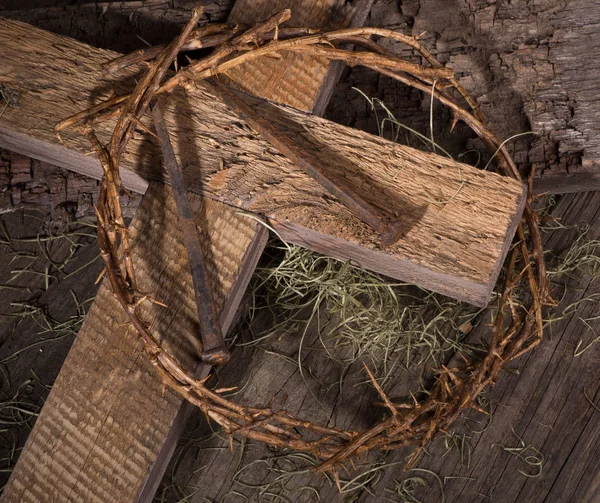 Couronne d'épines et croix en bois — Photo