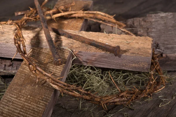 Dornenkrone und Holzkreuz — Stockfoto