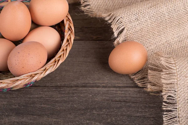 Hnědá vejce v košíku — Stock fotografie