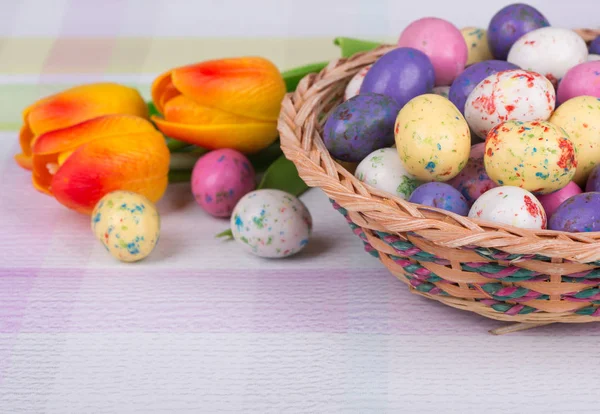 Caramelle pasquali e tulipani — Foto Stock