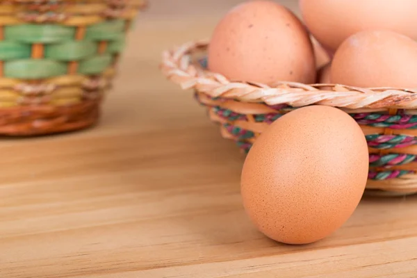 Uovo marrone con cestini di Pasqua — Foto Stock