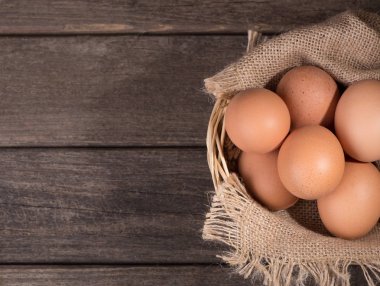 Sepette kahverengi yumurtalar