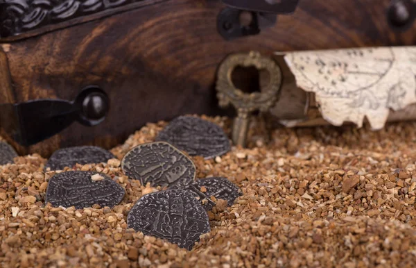 Alte Münzen auf Sand — Stockfoto