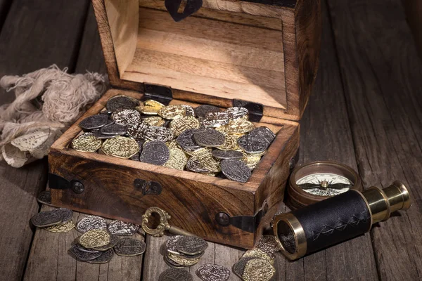 Schatzkiste mit Münzen — Stockfoto