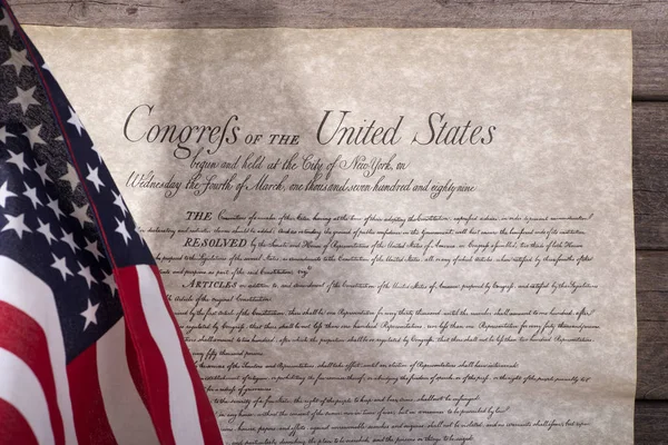 Amerikanska flaggan och Bill of Rights — Stockfoto