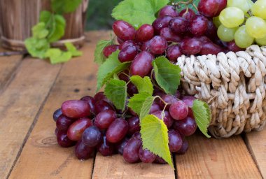 Kırmızı üzüm sepeti