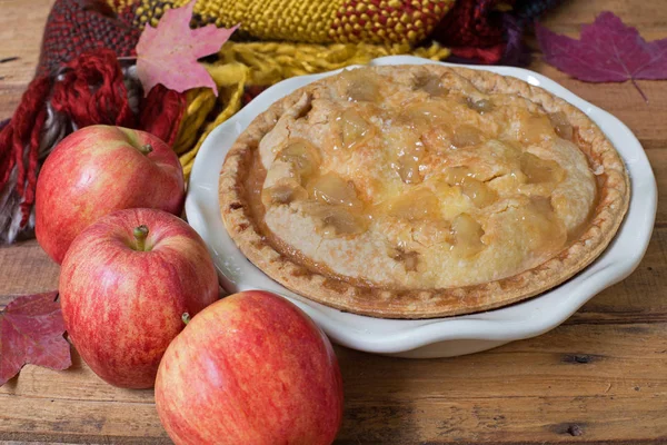 Elmalı turta withred elma