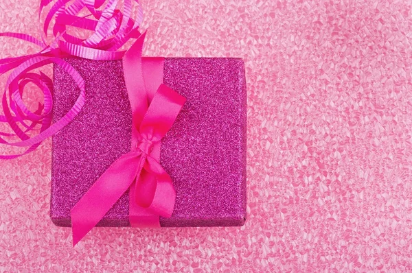 Confezione regalo rosa — Foto Stock