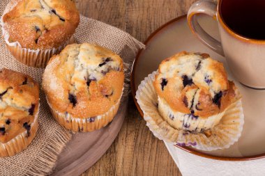 Yaban mersinli çörek ve kahve fincanı
