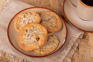 Çikolata parçacıklı kurabiye.