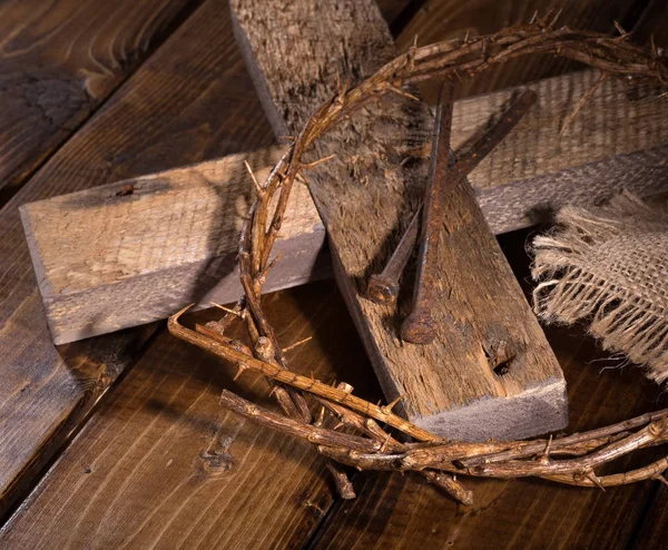 Couronne d'épines et croix en bois — Photo