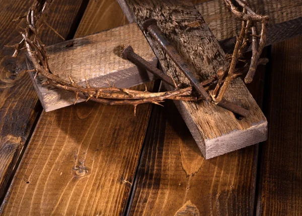 Coroa de espinhos e cruz de madeira — Fotografia de Stock