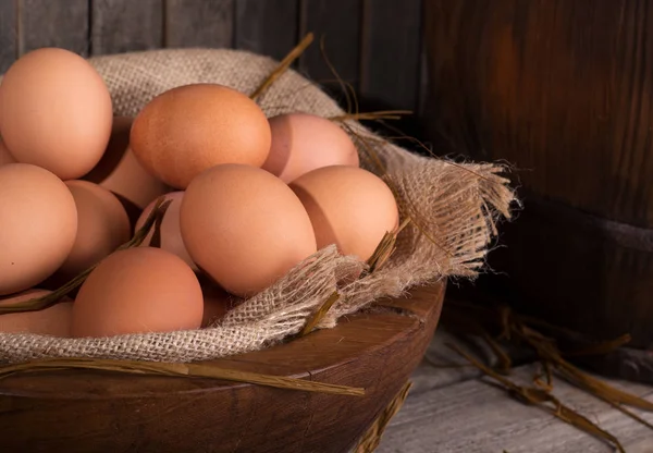 Primo piano delle uova di pollo marroni — Foto Stock