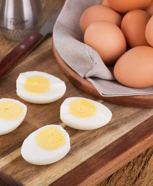 Яйца нарезанные — стоковое фото
