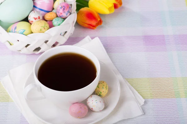 Filiżankę kawy i Wielkanoc przysmaki — Zdjęcie stockowe