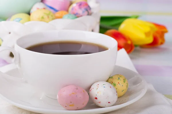 Zbliżenie na filiżankę kawy i Candy Wielkanoc — Zdjęcie stockowe