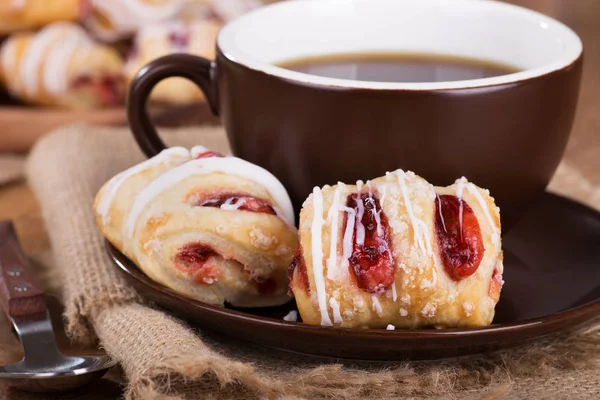 Aardbeien gebak en koffie Closeup — Stockfoto