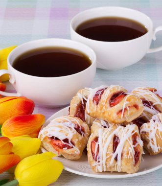 Çilekli pasta ve kahve