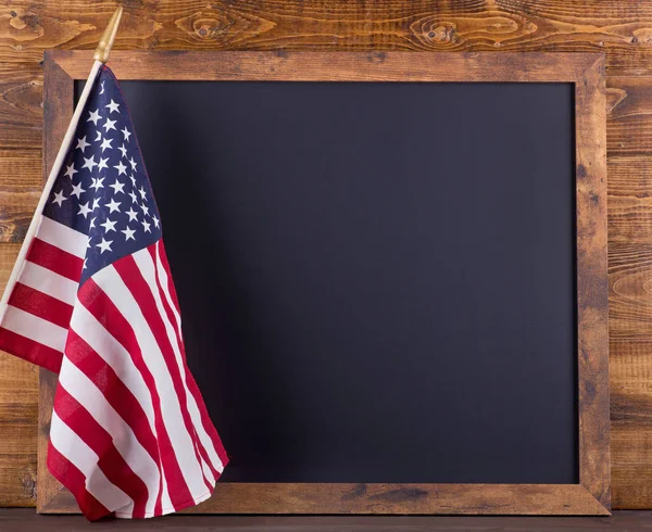 Μαυροπίνακας και την αμερικανική σημαία — Φωτογραφία Αρχείου