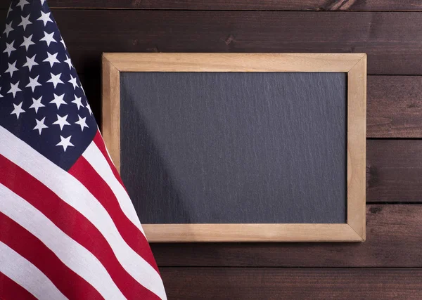 Amerikanska flaggan med Blackboard — Stockfoto